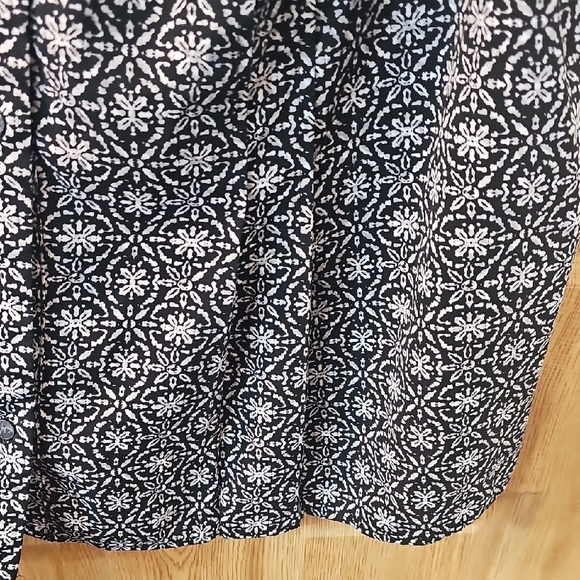 Croft & Barrow Monochrome Floral Blouse - Picture 7 of 11